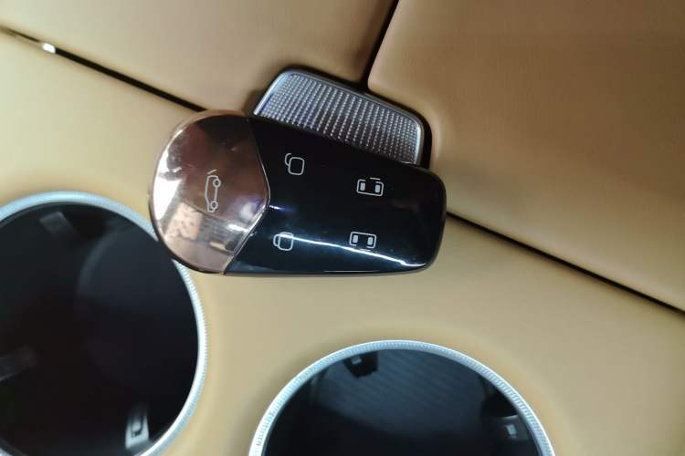 Used VOYAH Dream 2025 PHEV Four-Wheel Drive Prestige Kunpeng Edition
