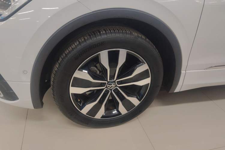 Used Volkswagen Tiguan L 2024 Outstanding Model 330TSI Automatic Two-Wheel Drive R-Line Dragon Glory Edition
