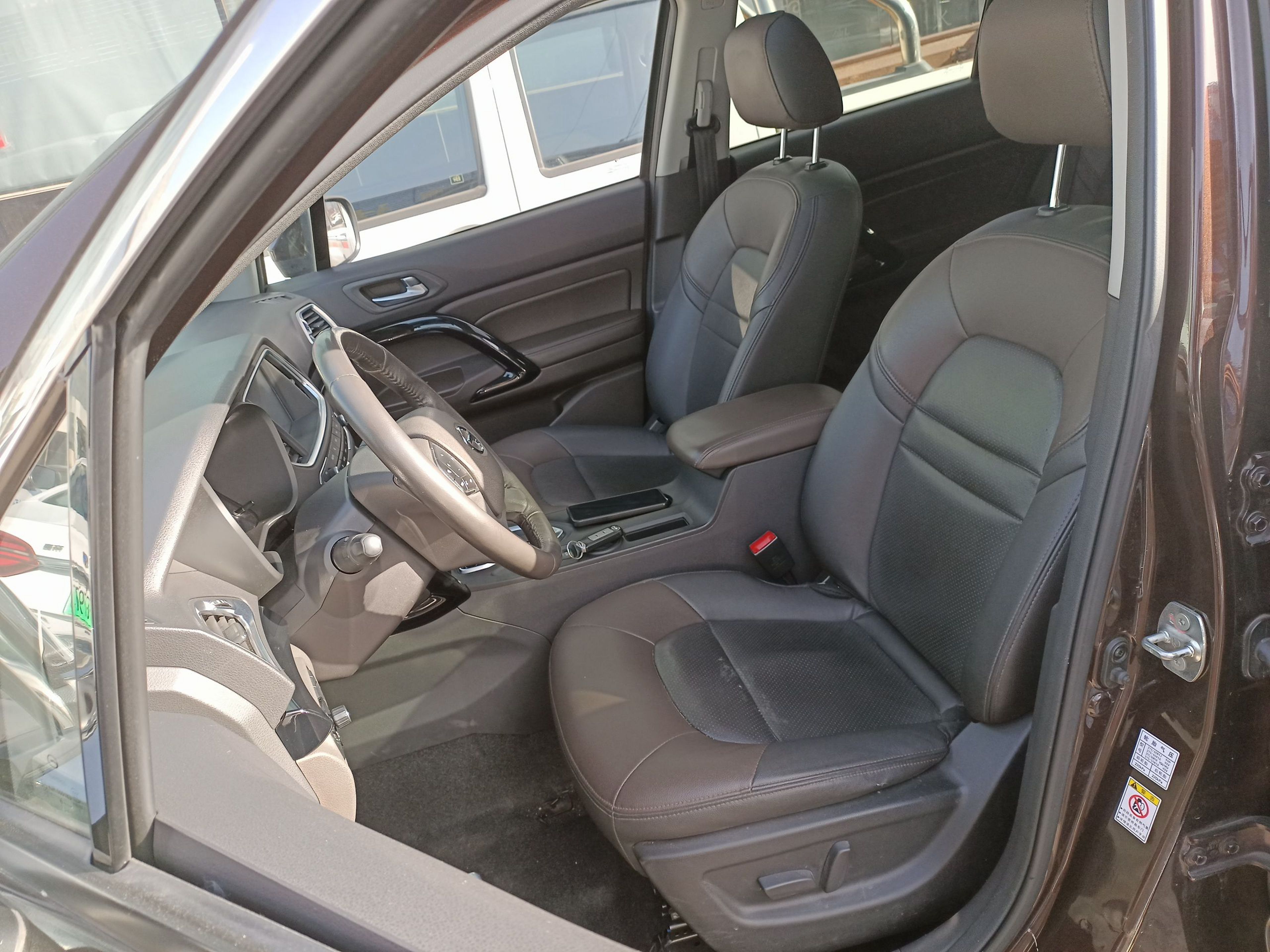 المقاعد الأمامية داخل السيارة