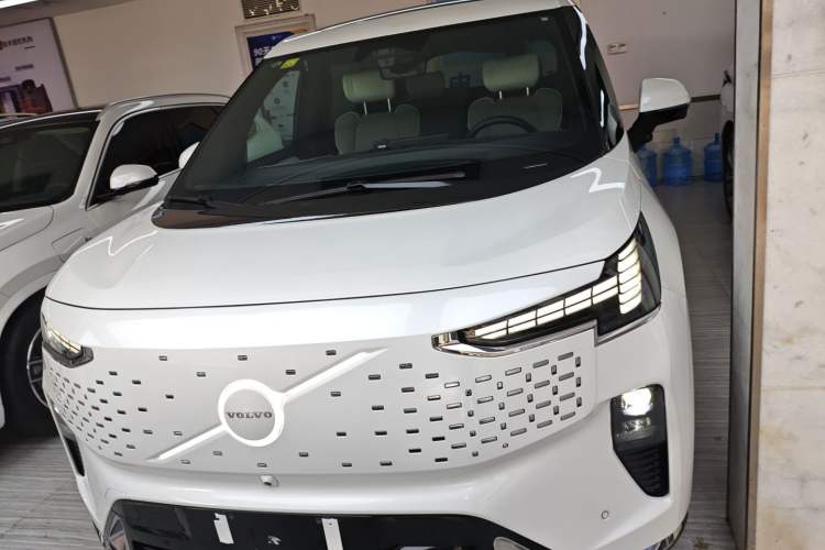 Used Volvo EM90 2025 Ultra Six-Seater