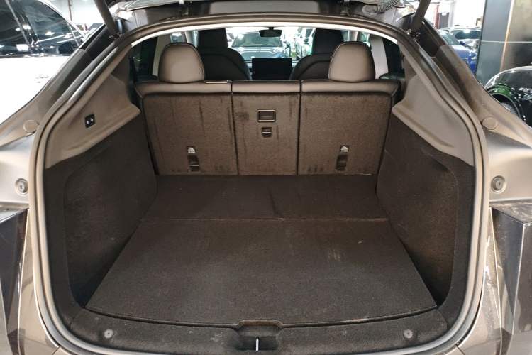 Used Tesla Model Y 2025 Long-Range All-Wheel-Drive Version
