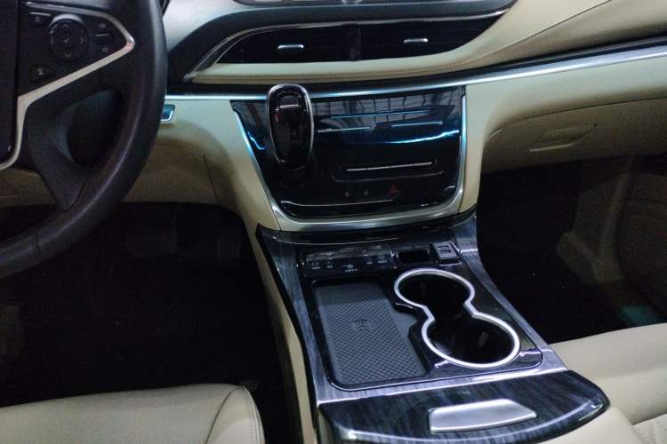 Used Buick GL8 2023 Facelifted Land Cruiser Executive Luxury Version
