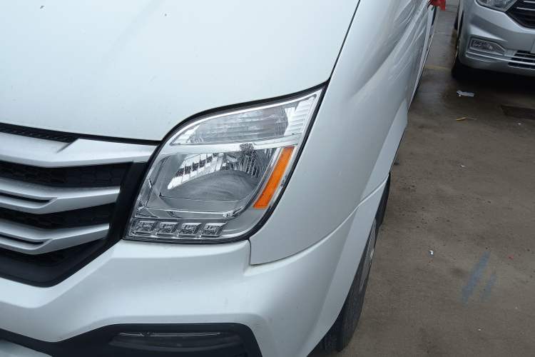 Used SAIC MAXUS Xintu V80 2023 2.0T Manual Classic Aoyuntong Short Wheelbase Ultra-Low Roof 5/6-Seater