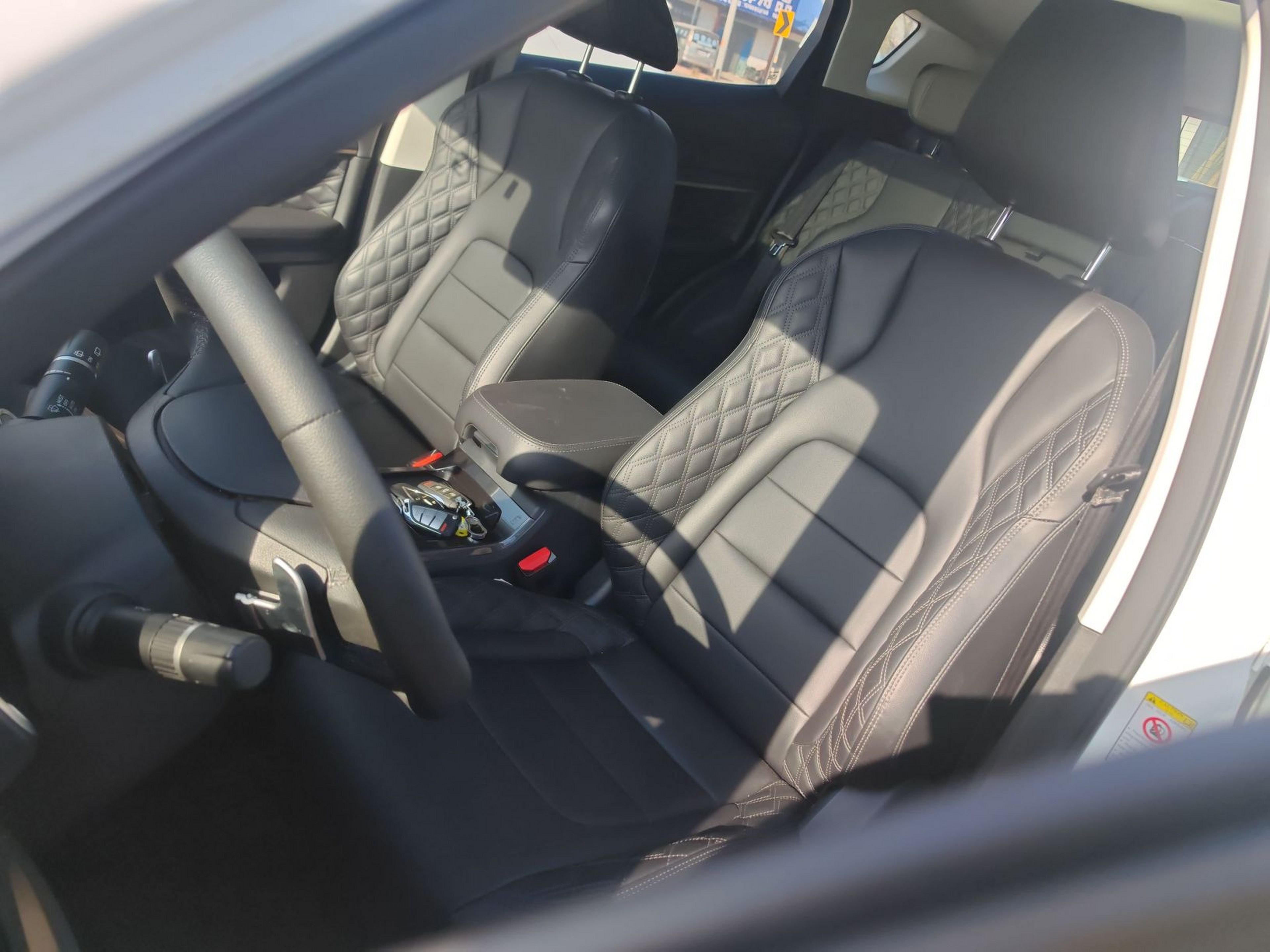 المقاعد الأمامية داخل السيارة