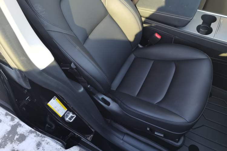 Used Tesla Model Y 2023 Long-Range All-Wheel-Drive Version
