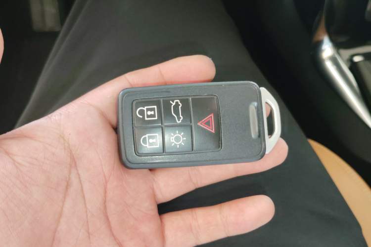 Used Volvo V40 2017 T3 Zhiyi Edition
