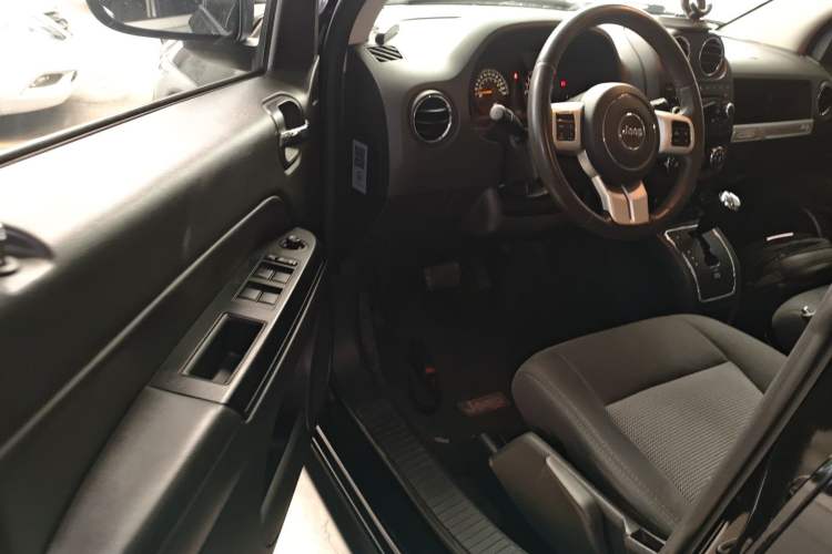 Used  Compass 2014 2.0L two-wheel drive sport version
