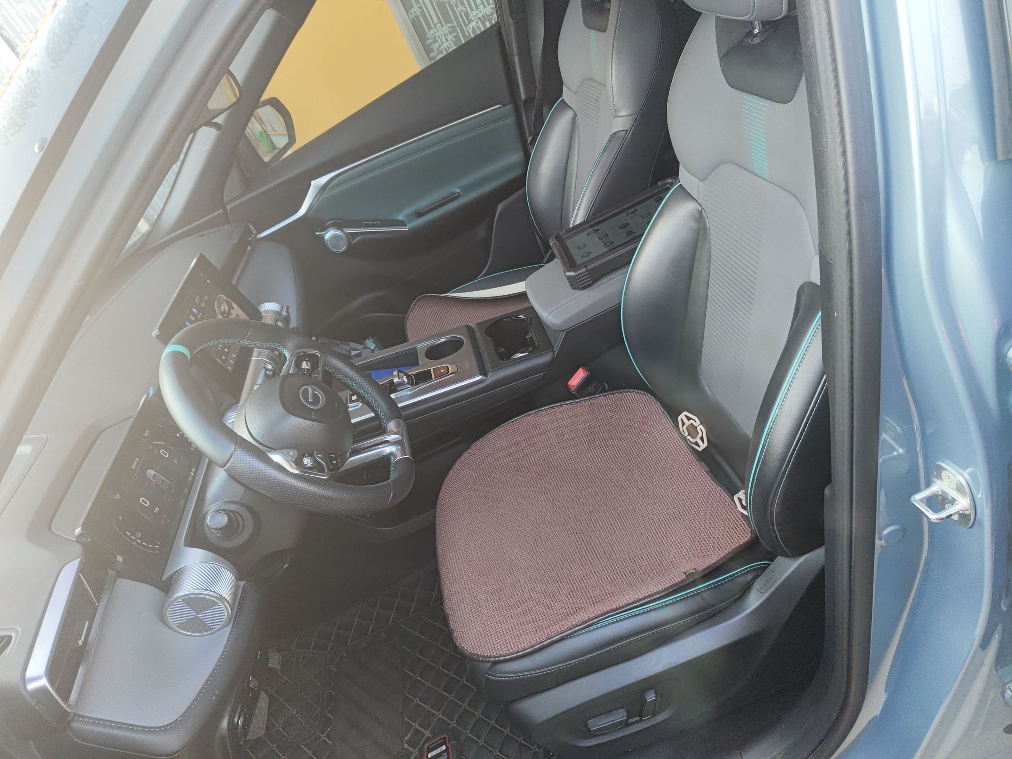 Переднее сиденье в автомобиле