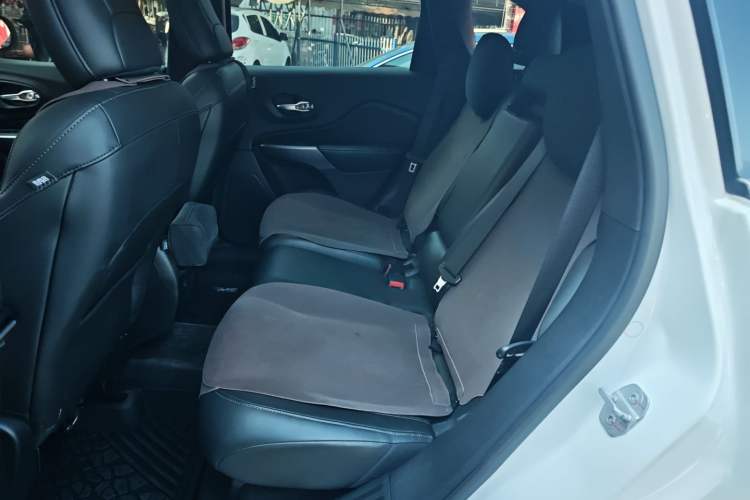 Used  Cherokee 2019 2.0T Four-Wheel Drive Explorer Edition China V
