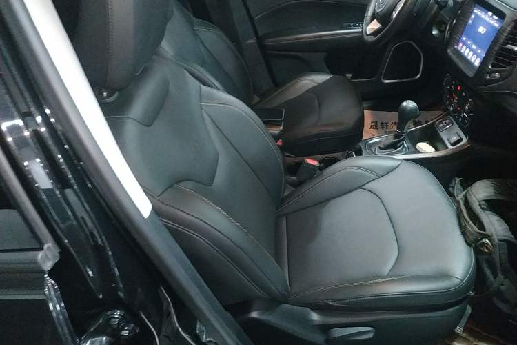 Used  Compass 2019 200T Automatic Family Edition - Connected Large Screen Version
