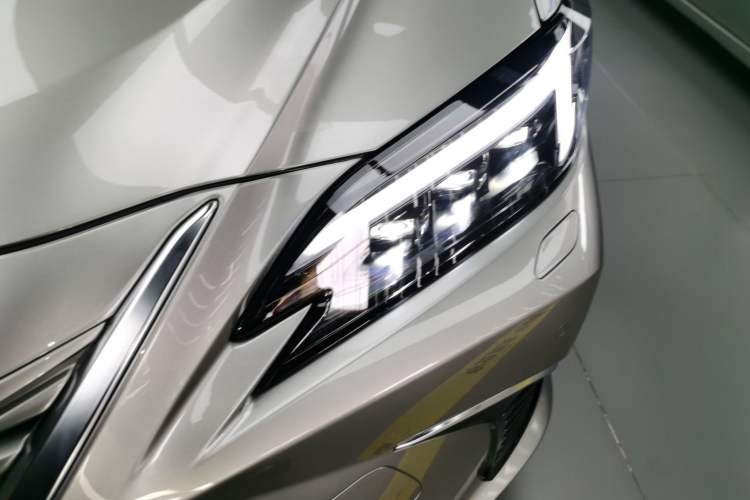 Used Lexus ES 2025 300h Deluxe Edition
