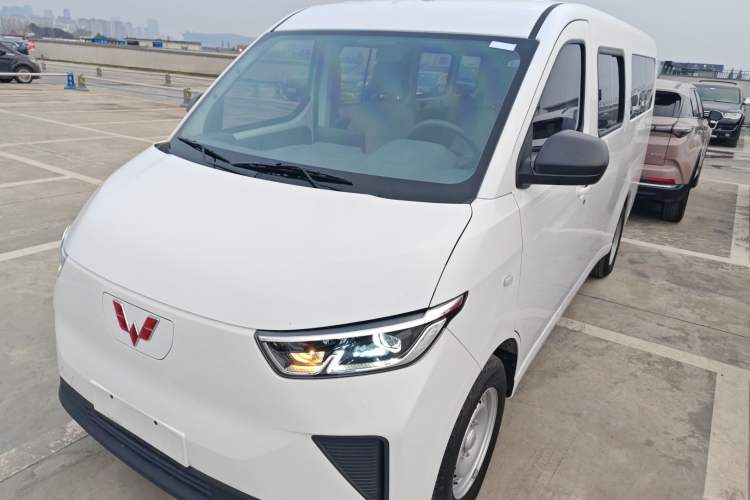 Used Wuling Yangguang 2024 300km Comfort-Grade Passenger Van 60kW
