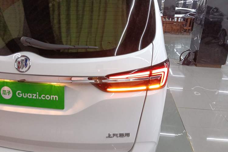 Used Buick GL8 2023 Facelifted Land Cruiser Executive Luxury Version
