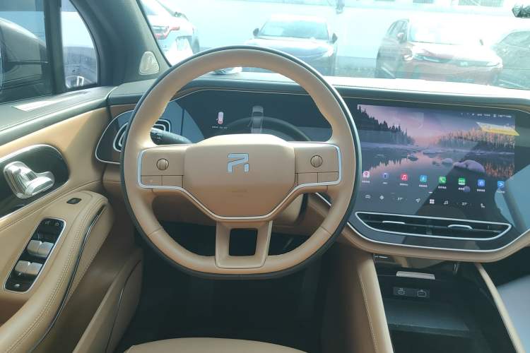 Used  R7 2023 Rear-Drive Screen King Edition
