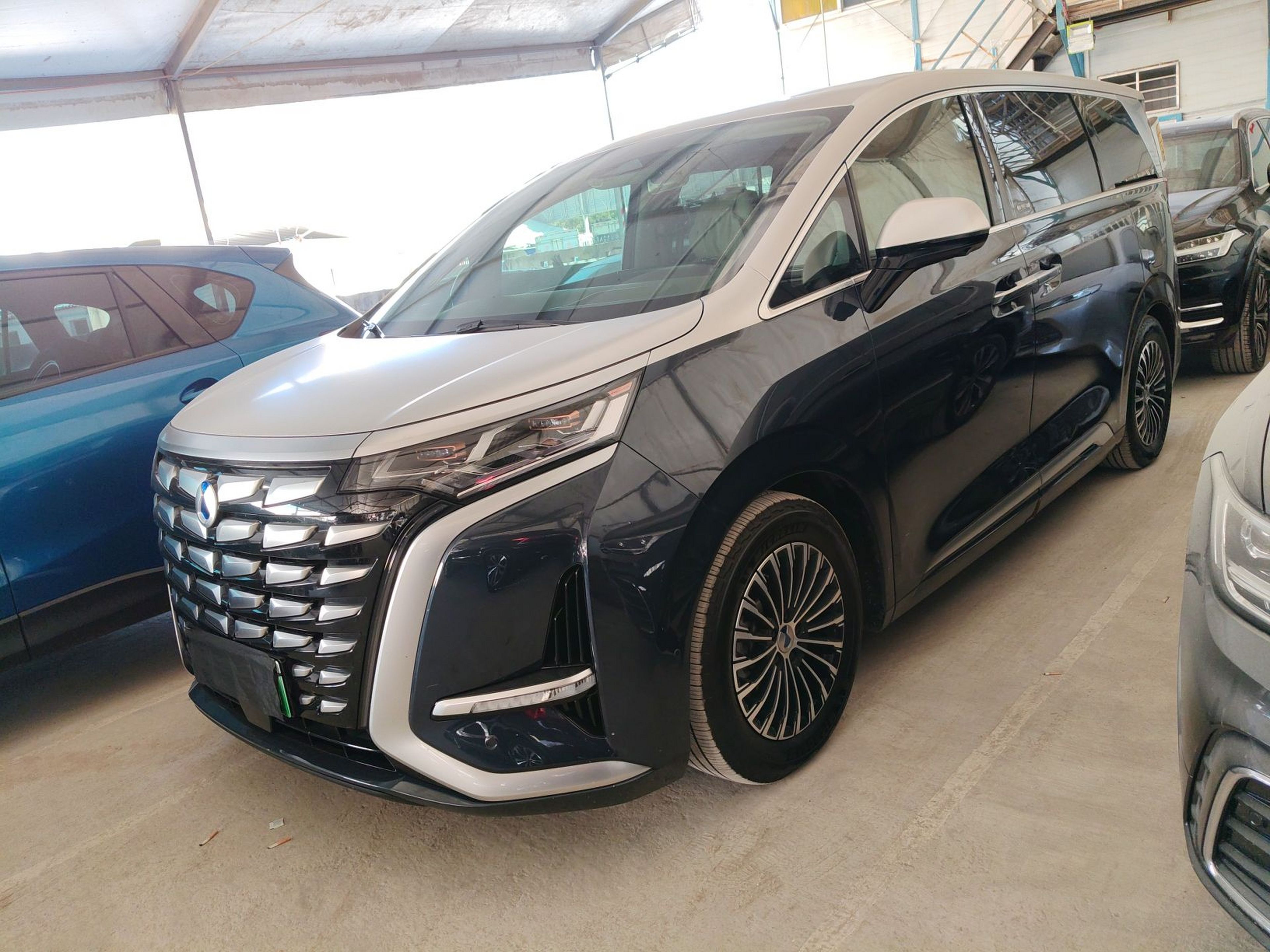 Под передней частью автомобиля