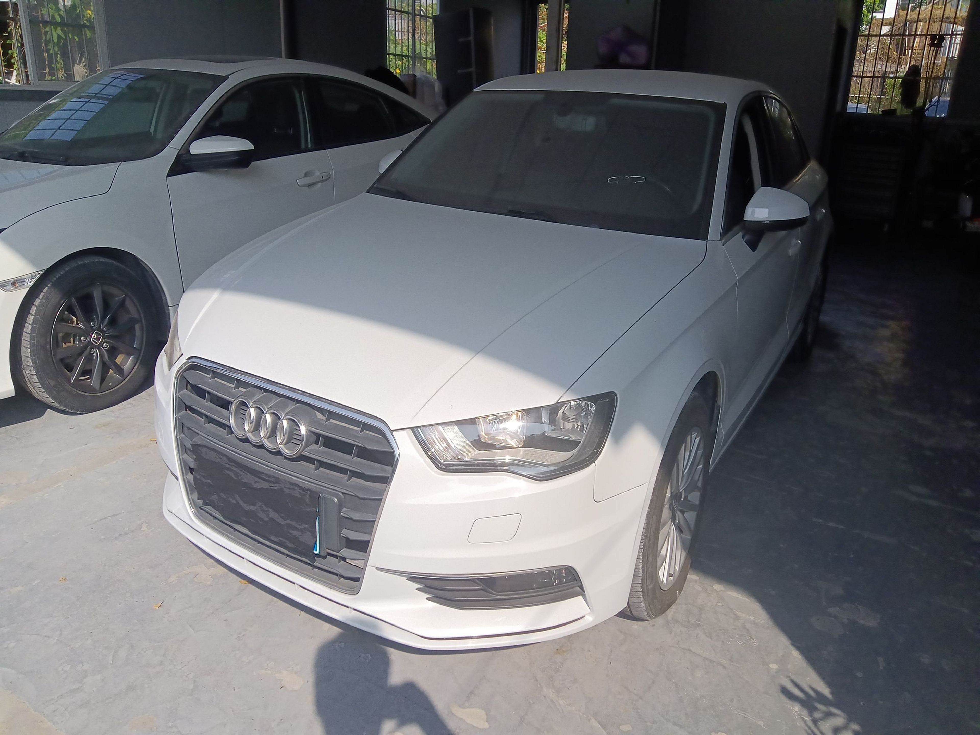 Под передней частью автомобиля