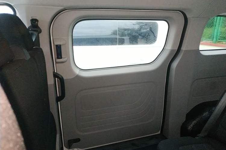 Used SAIC MAXUS Xintu V70 2023 2.0T Elite Edition Automatic Short Wheelbase Low Roof – 5/6 Seats
