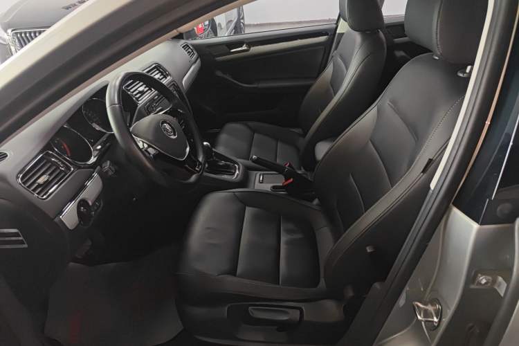 Used Volkswagen Sagitar 2015 1.6L Automatic Comfort Model
