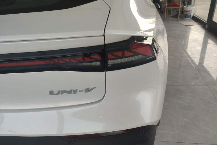 Used Changan UNI-V iDD 2024 Blue Whale Smart Electric iDD 136km ZhiKu Model
