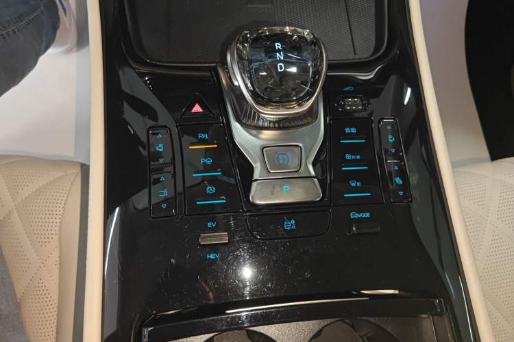 Used Denza D9 2025 DM-i Intelligent Drive 1020 Four-Wheel Drive Flagship Model
