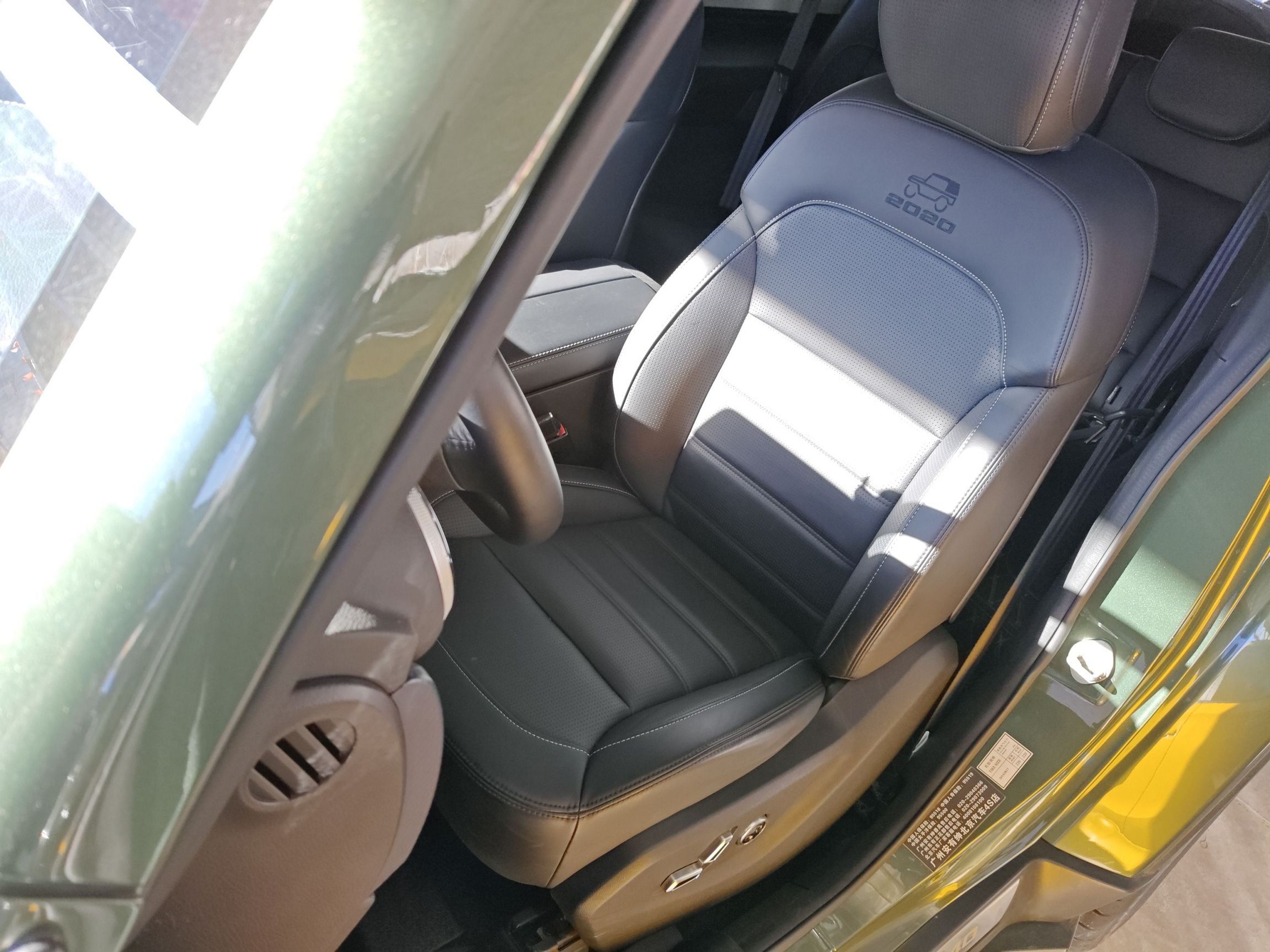 المقاعد الأمامية داخل السيارة