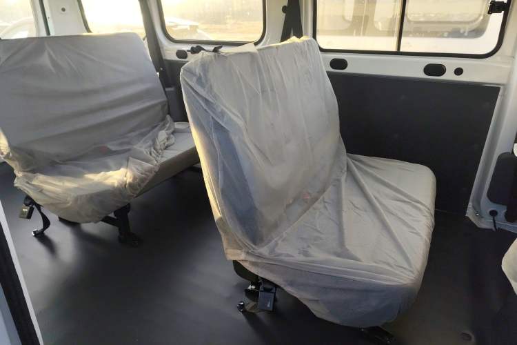 Used Wuling Yangguang 2024 300KM Comfort Version Passenger Van 75kW
