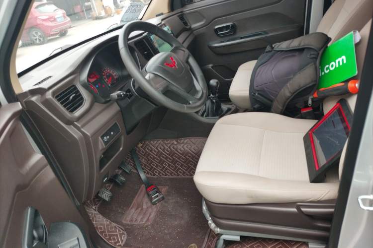Used Wuling Hongguang V 2022 1.5L Jingqu Edition Enclosed-Window Vehicle with Hydraulic Power Steering LAR
