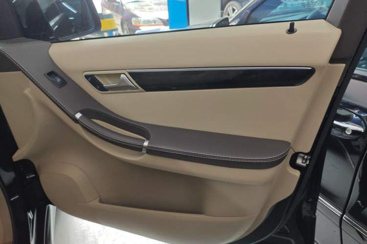 Used Mercedes-Benz R-Class 2014 R 320 4MATIC Luxury Model