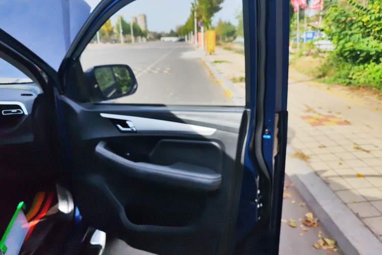 Used Isuzu JLM 2022 2.4T Classic Gasoline Two-Wheel-Drive Comfort Version with Extended Wheelbase – 4K22D4T
