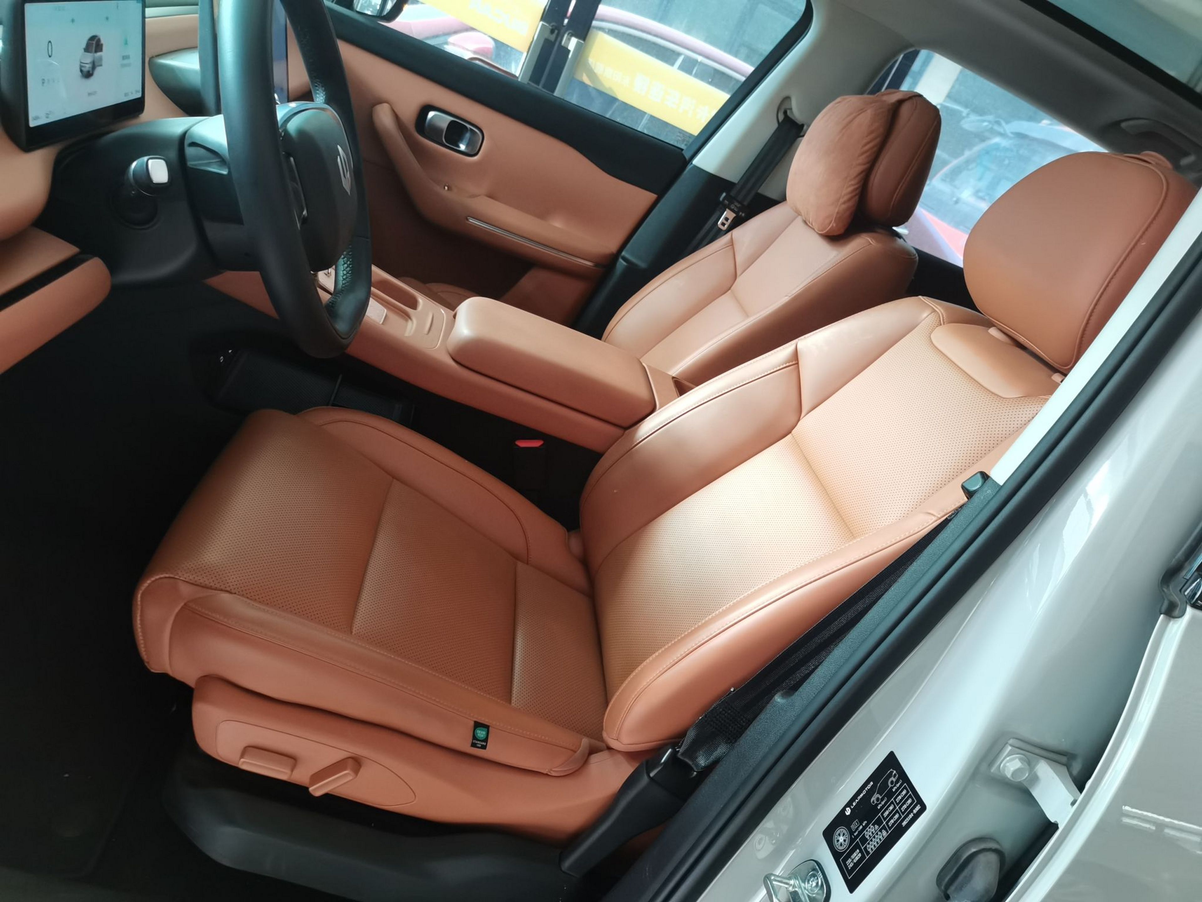 المقاعد الأمامية داخل السيارة