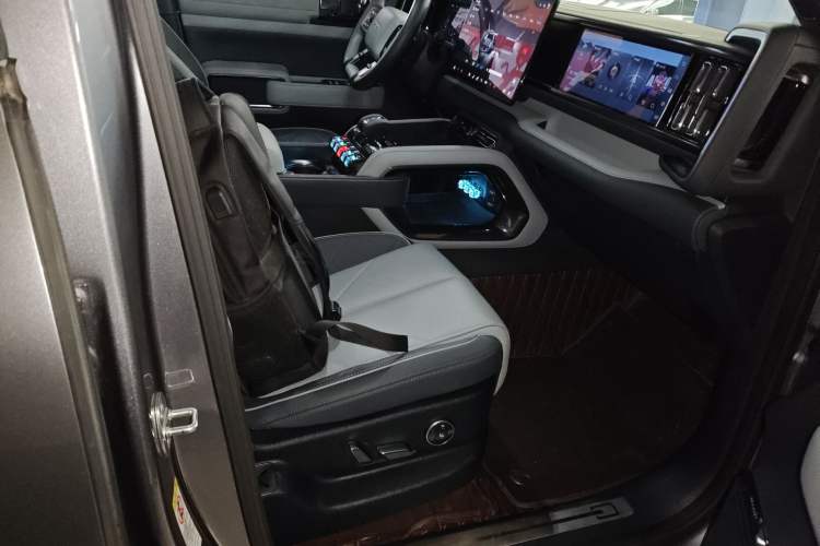 Used  Leopard 5 2023 Navigator Edition
