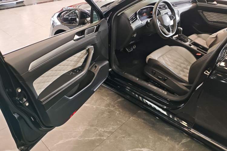 Used Volkswagen Magotan 2023 2 Million Units Limited Edition 330TSI DSG Leading Version
