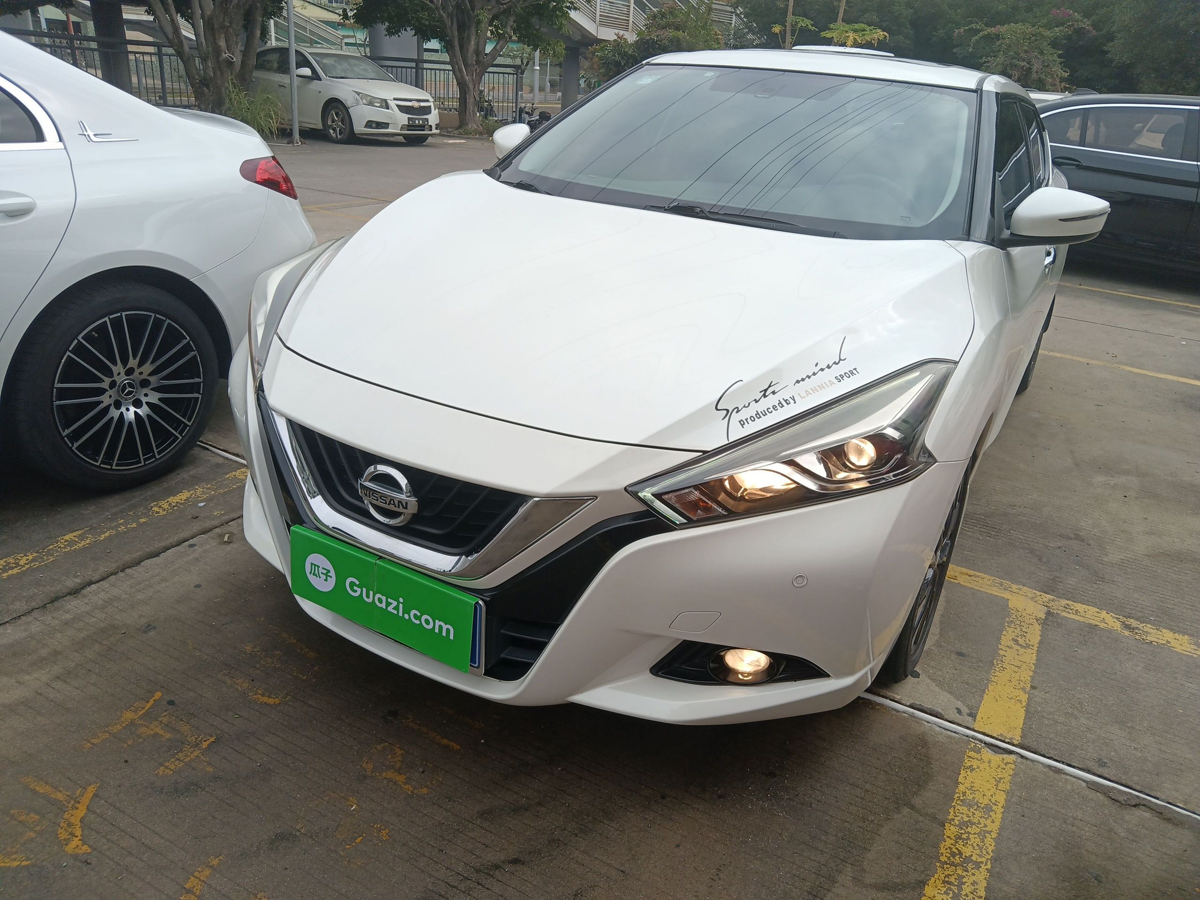 Под передней частью автомобиля