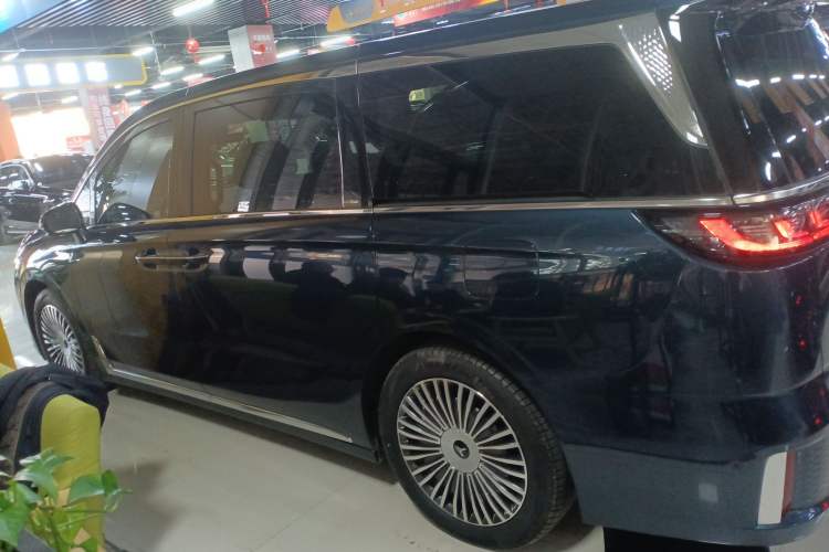 Used VOYAH Dream 2025 PHEV Four-Wheel Drive Prestige Kunpeng Edition

