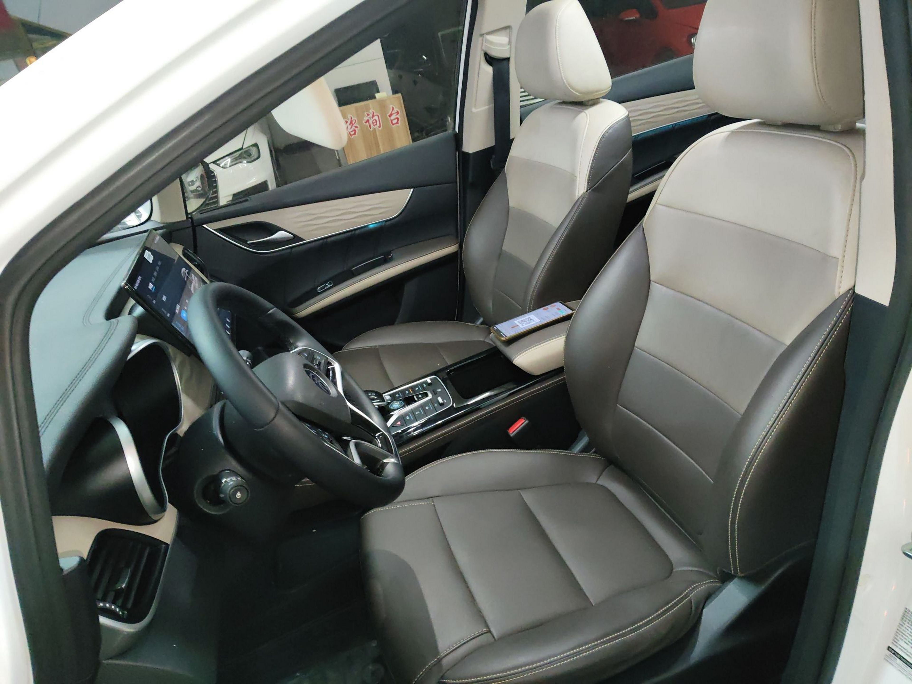 Переднее сиденье в автомобиле