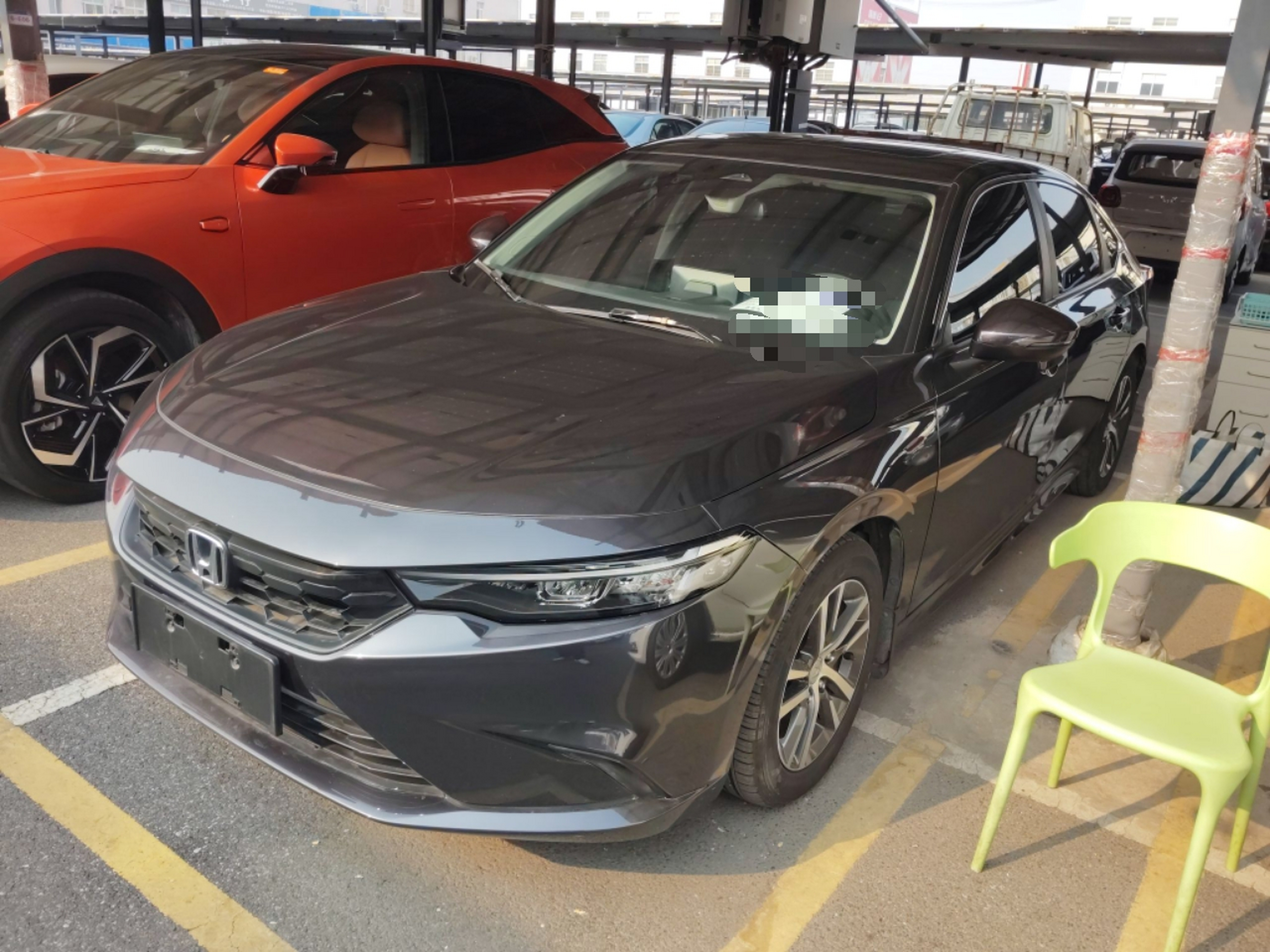 تحت مقدمة السيارة