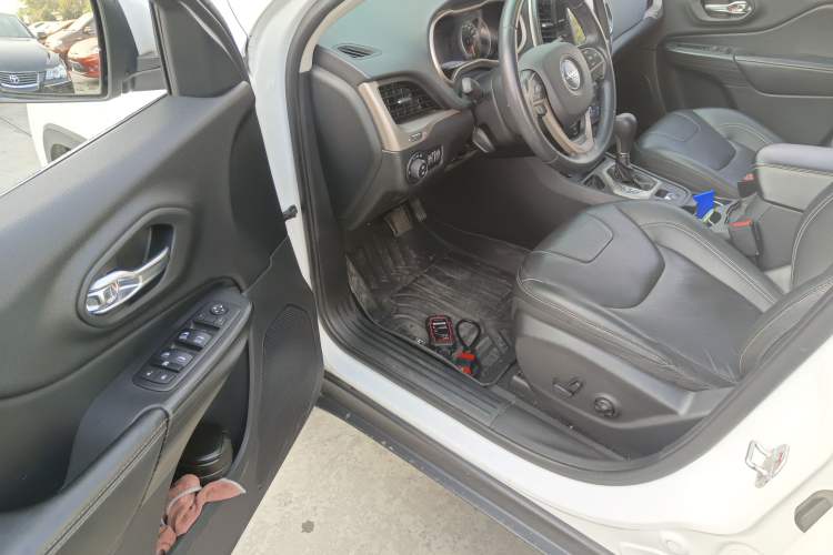 Used  Cherokee 2017 2.0L Superior Edition