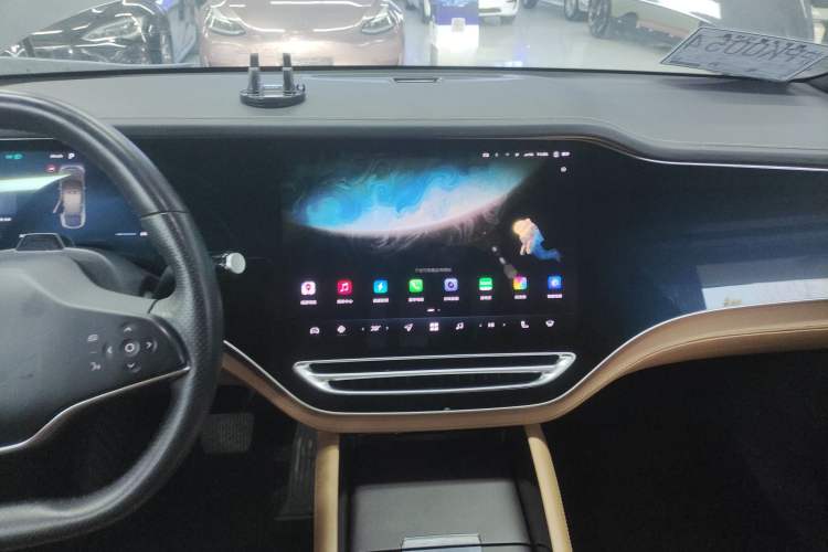 Used  R7 2023 Rear-Drive Screen King Pro Edition
