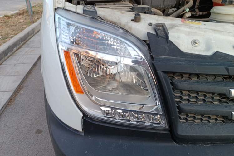 Used SAIC MAXUS Xintu V80 2019 2.5T Classic 6-Speed Manual Van Short Wheelbase Mid-Roof 6-Seater