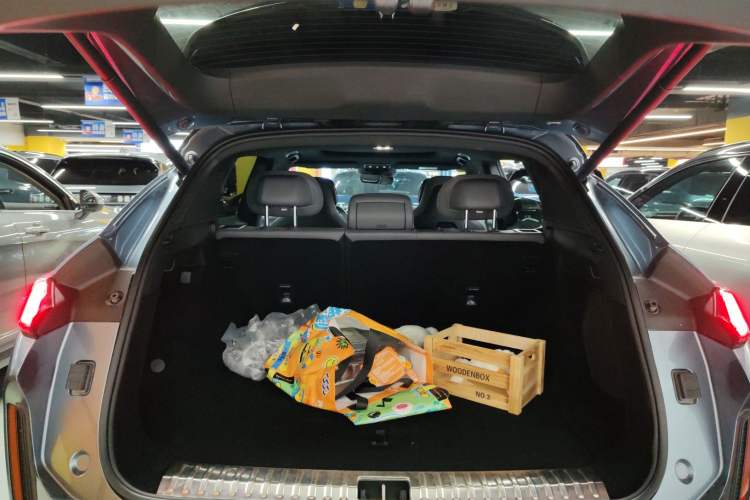 Used Lynk & Co 08 EM-P 2025 220 km All-Wheel-Drive Performance Halo
