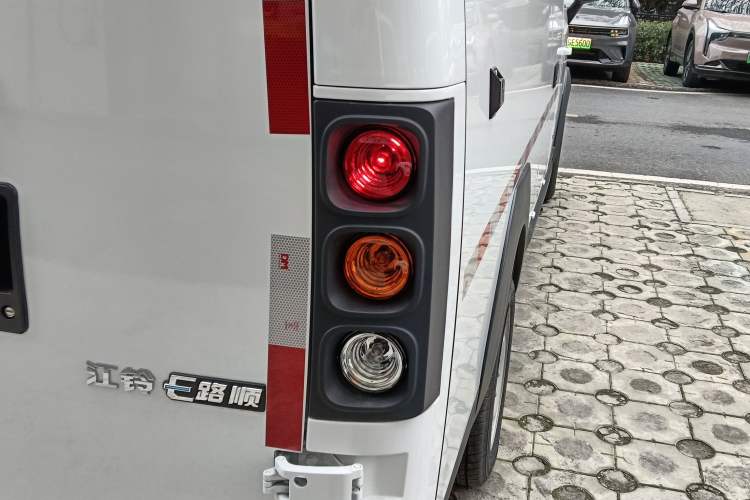 Used JMC E-Roadrunner 2023 E630 Van Deluxe Edition 41.86 kWh
