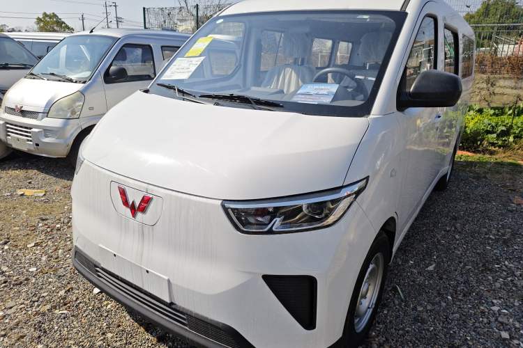Used Wuling Yangguang 2024 300KM Comfort Version Passenger Van 75kW