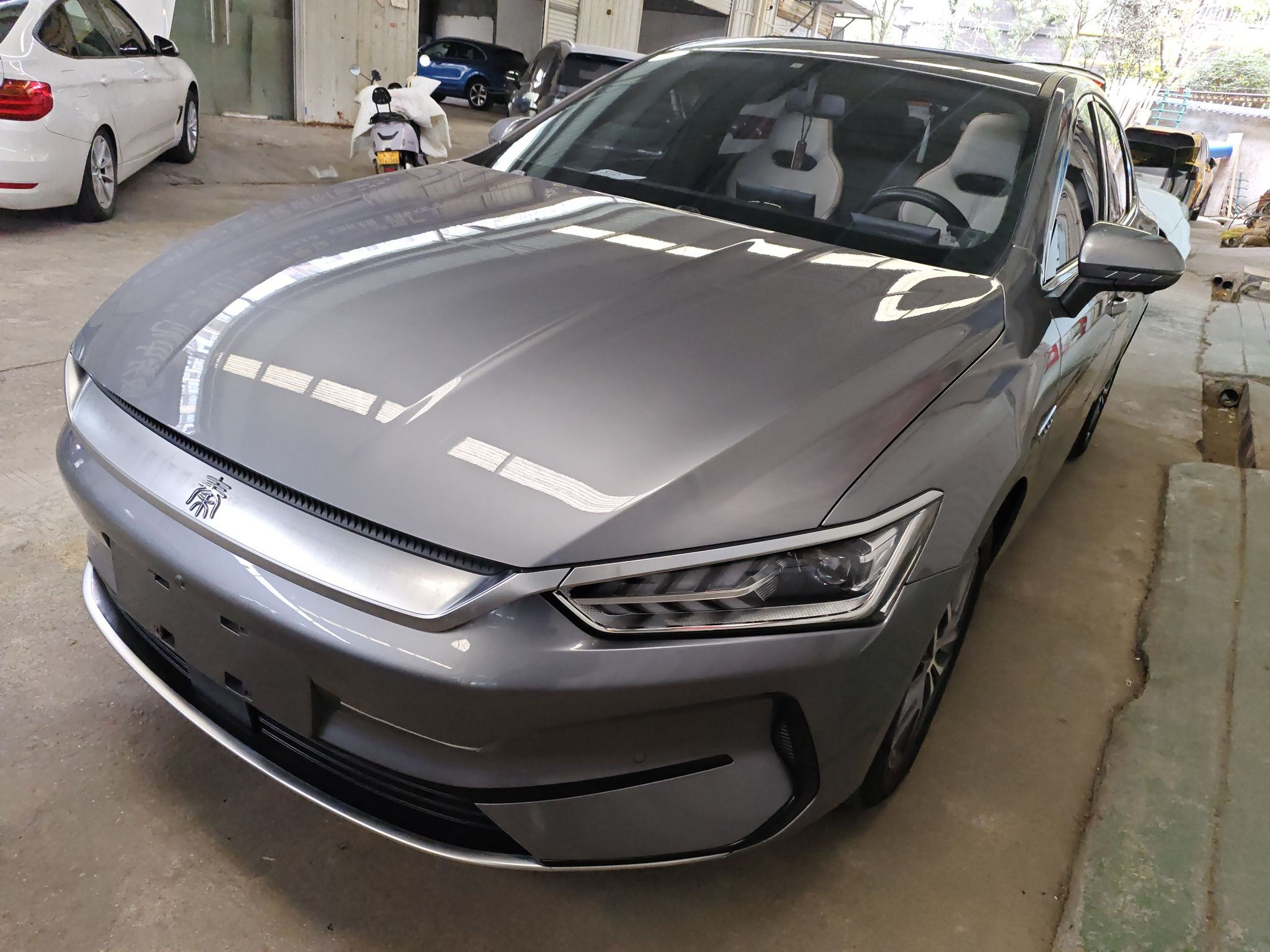 تحت مقدمة السيارة