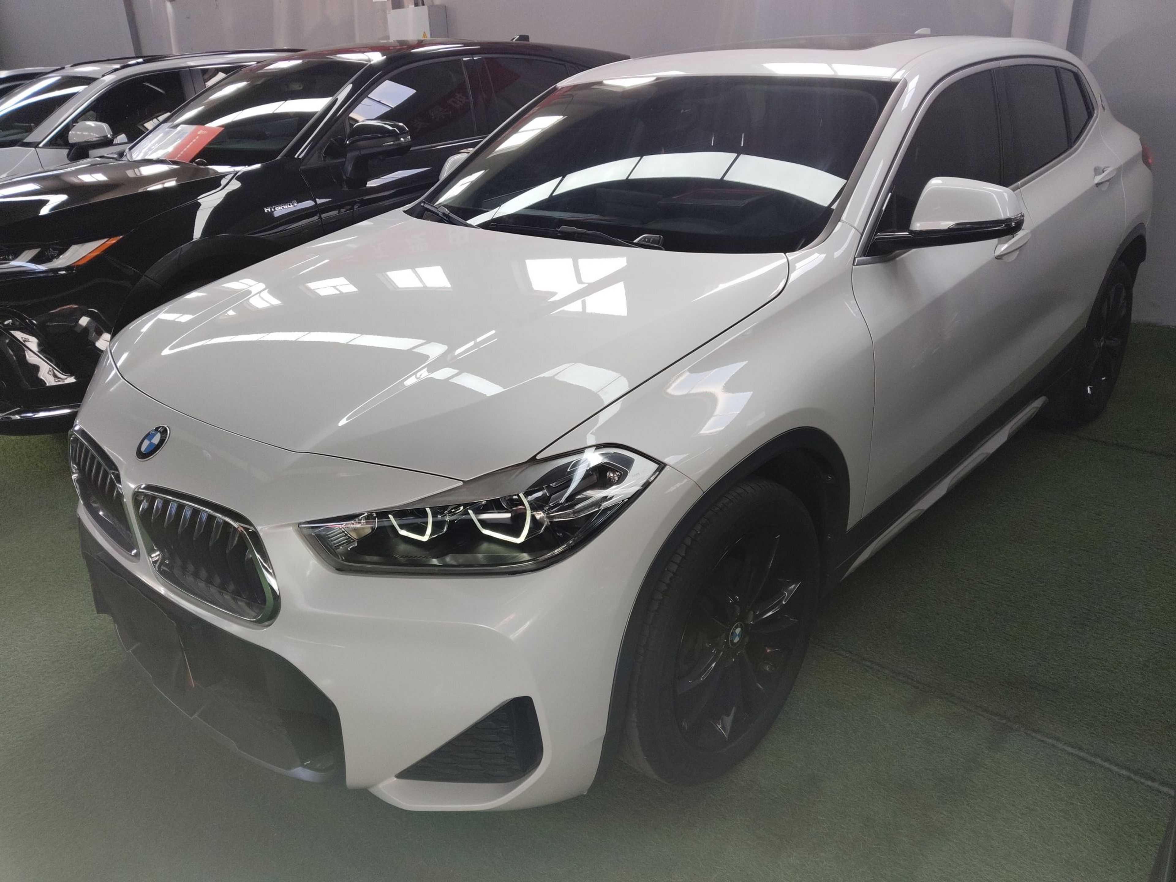 Под передней частью автомобиля