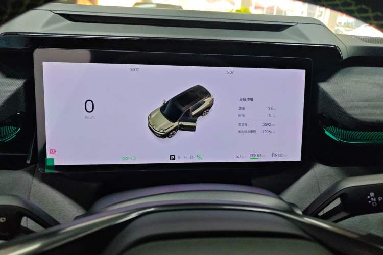 Used Lynk & Co 08 EM-P 2025 220 km All-Wheel-Drive Performance Halo
