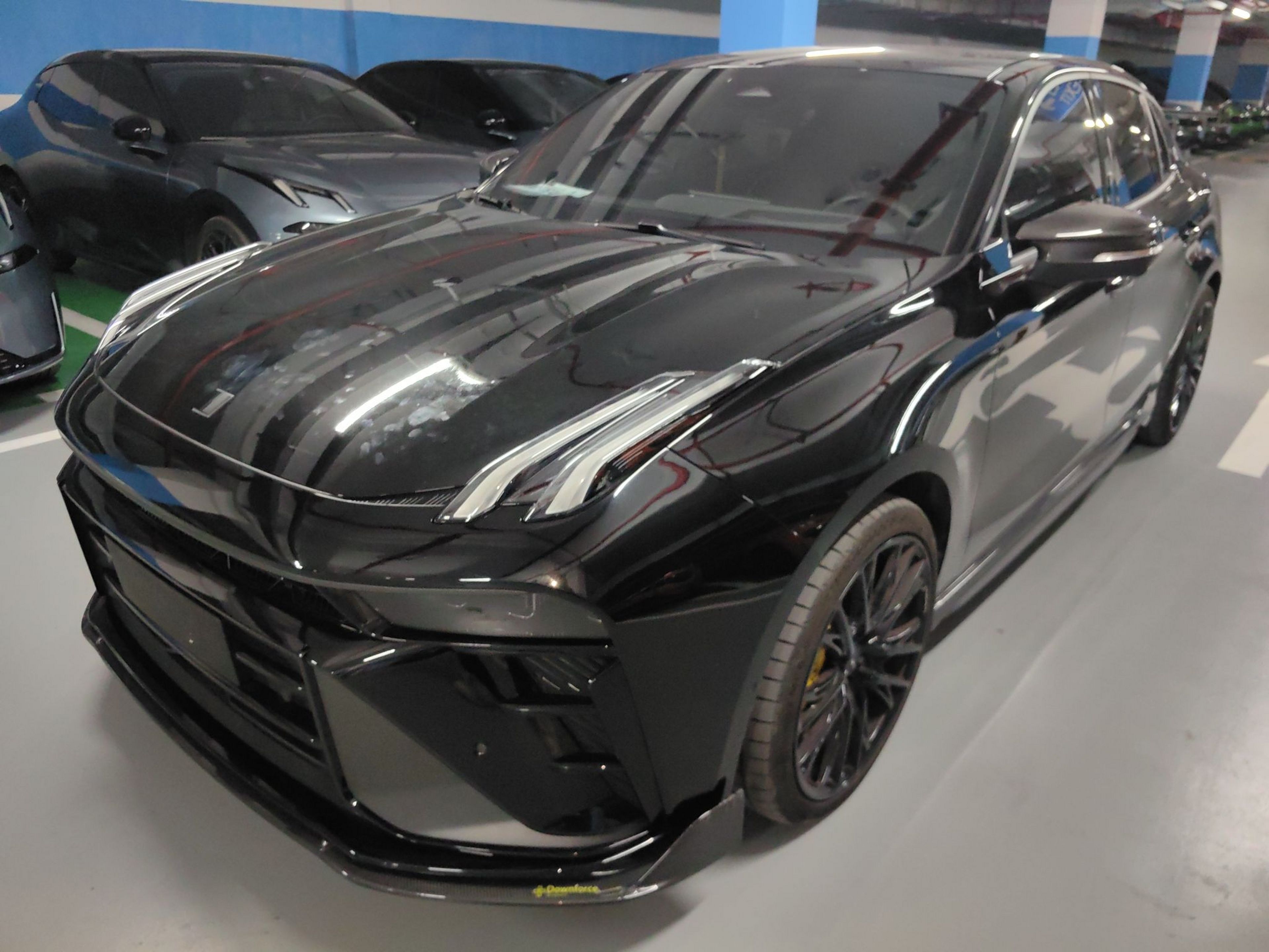 تحت مقدمة السيارة