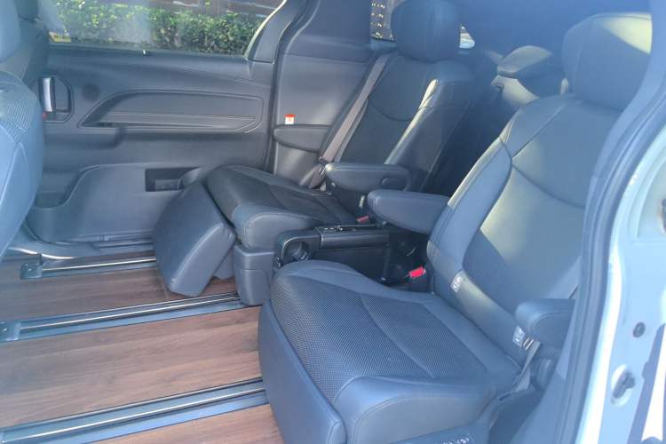 Used Toyota Granvia 2023 2.5L Hybrid Flagship VIP Edition
