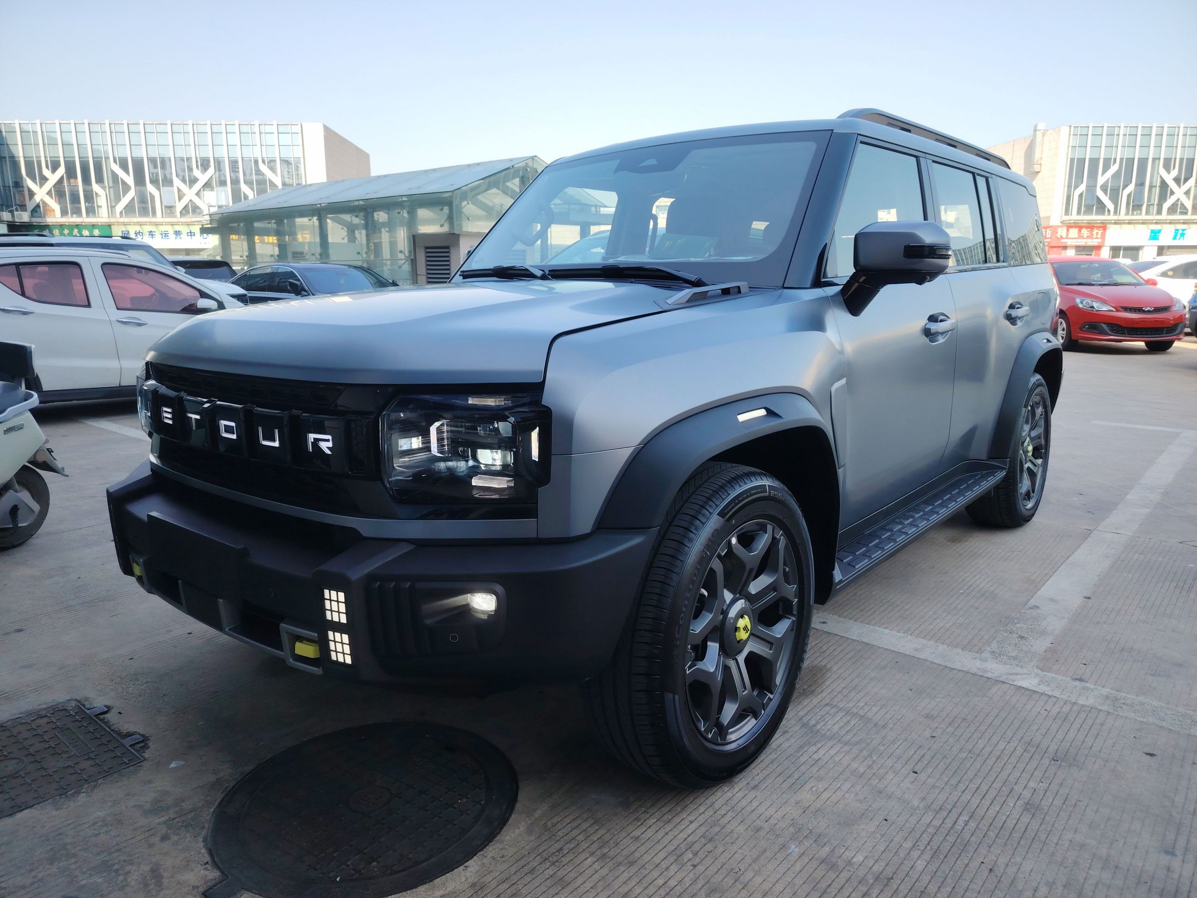 Под передней частью автомобиля