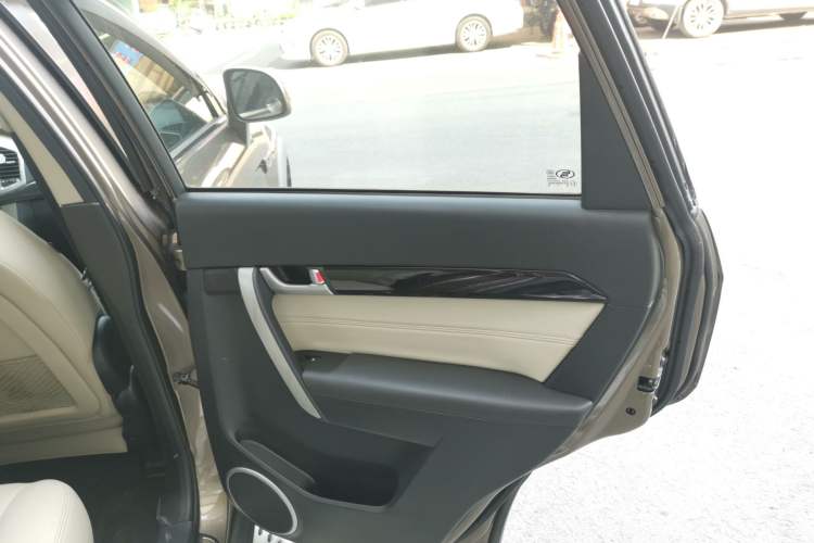 Used Chevrolet Captiva 2015 2.4L 4x4 Flagship Edition 7-Seater
