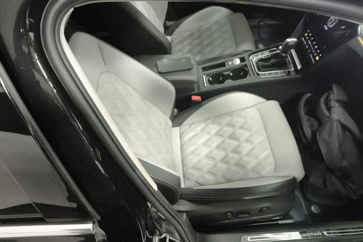 Used Volkswagen Magotan 2023 2 Million Units Limited Edition 330TSI DSG Leading Version
